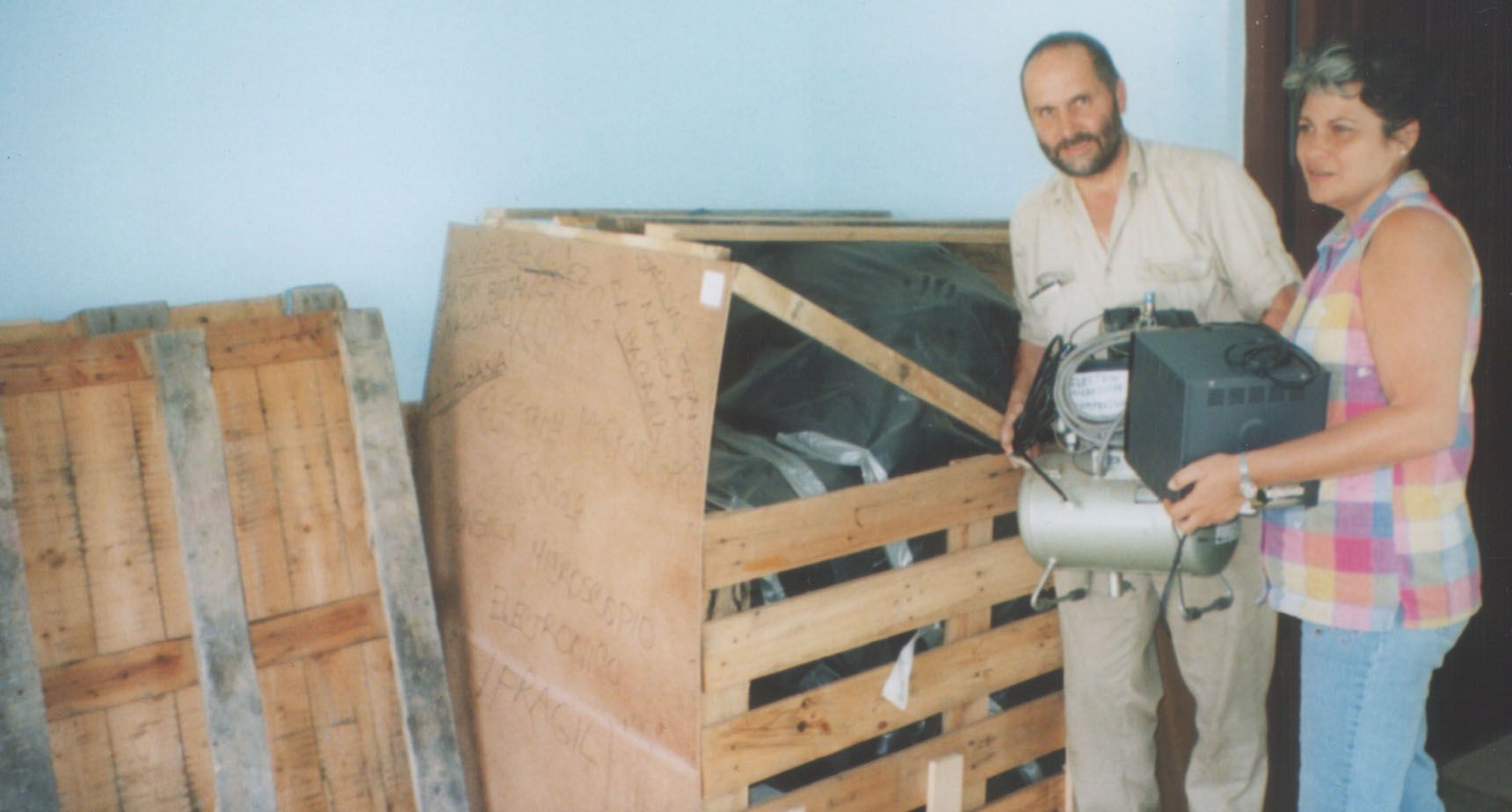 Alan Bennell (Royal Botanic Garden, Edinburgh) and Mayra Camino (Jardín Botánico Nacional, La Havana) unpack the electron microscope console in Havana during the Darwin Initiative project <I>Biodiversity Conservation in Cuba