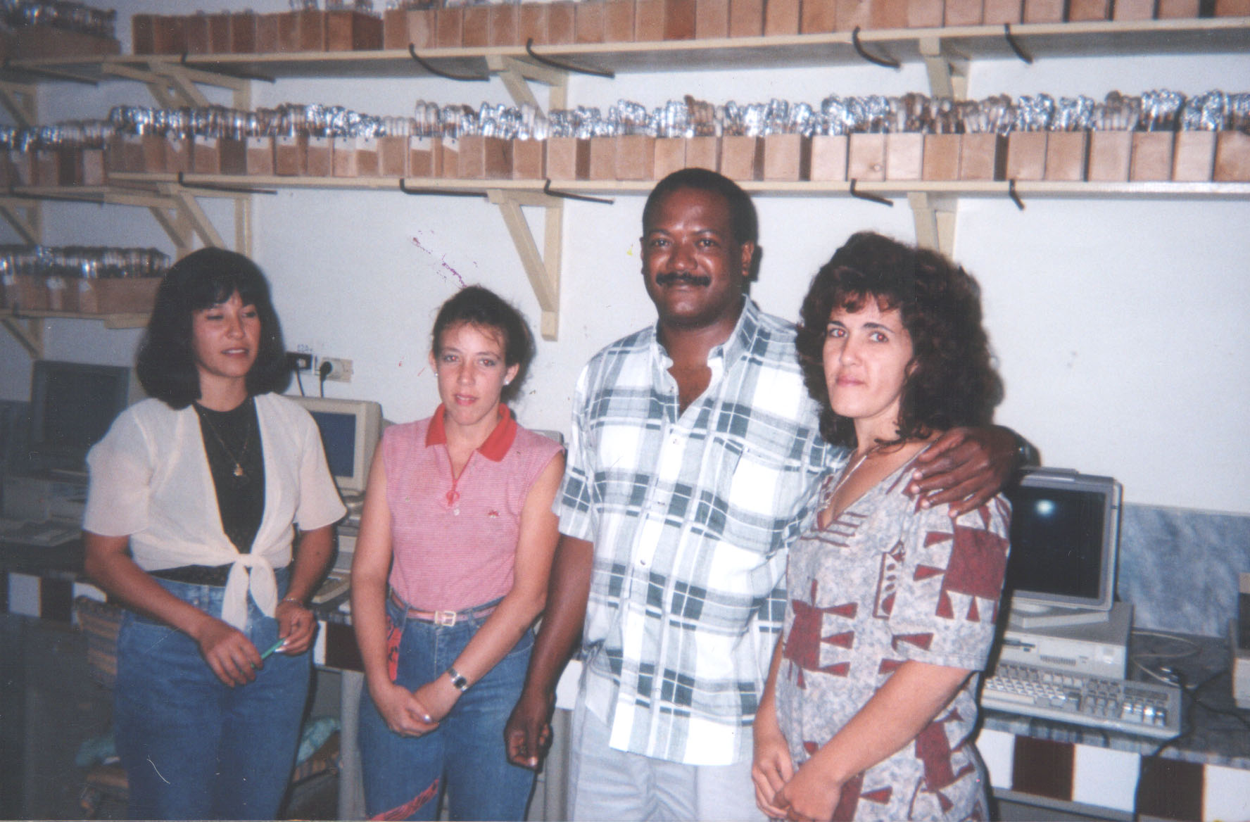 Rafael Castañeda Ruíz and colegas en el laboratorio de la Colección